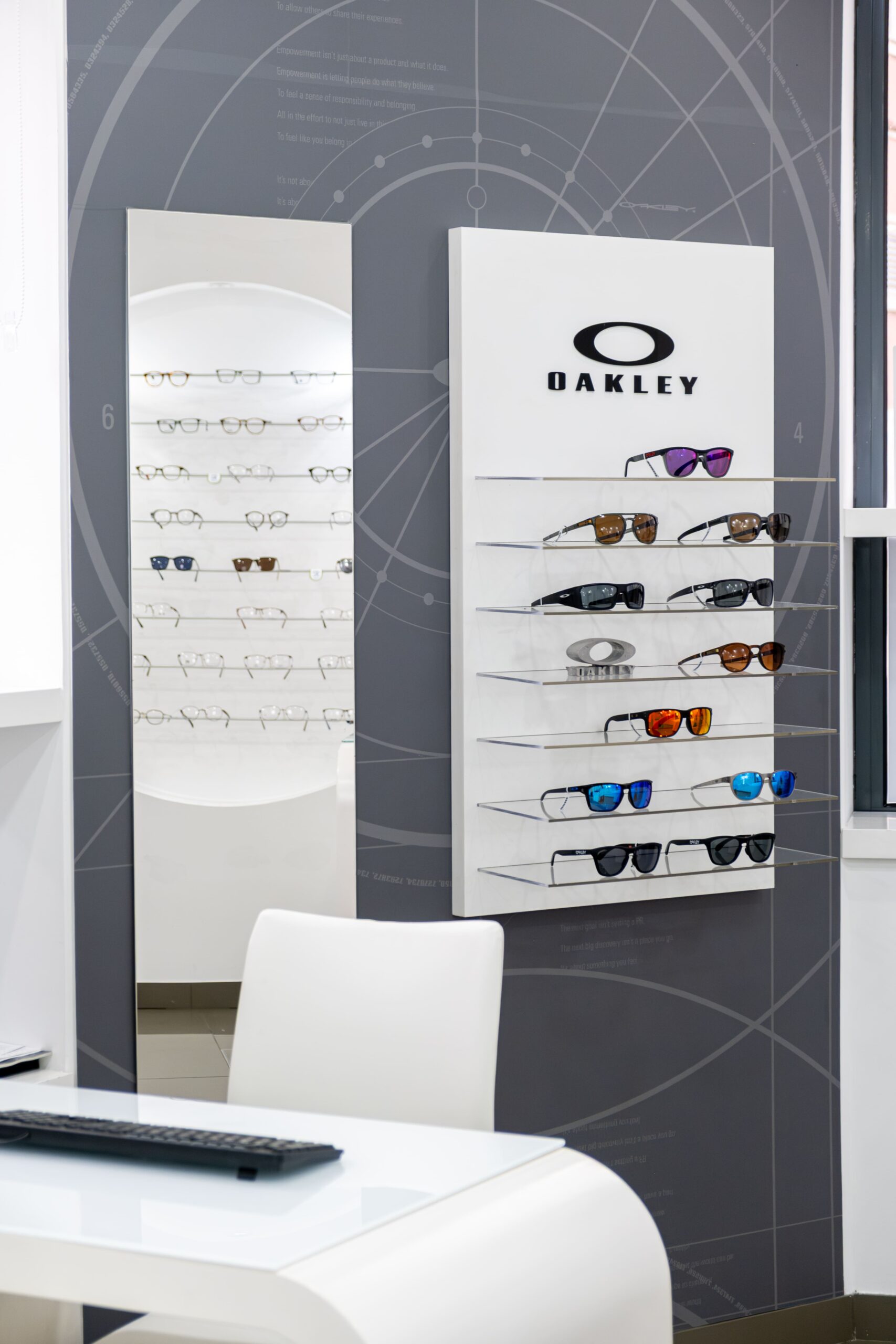 Loja Optimed - Avenida | Expositor OAKLEY